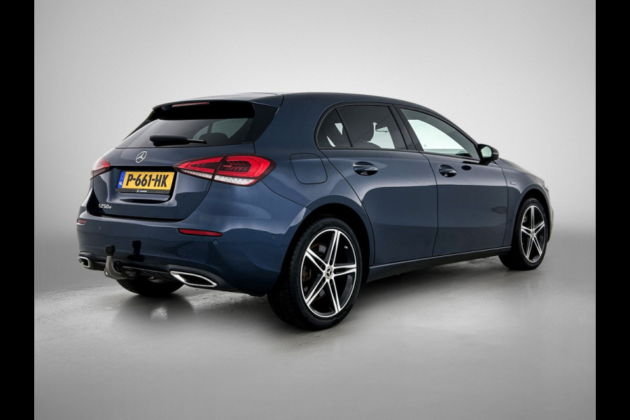 Mercedes-Benz A-Klasse 250 e Business Solution AMG Limited | AMG-Line exterieur | Achteruitrijcamera | Sfeerverlichting | Stoelverwarming |Trekhaak | NIghtpakket | 24 Maanden Mercedes-Benz Certified Garantie