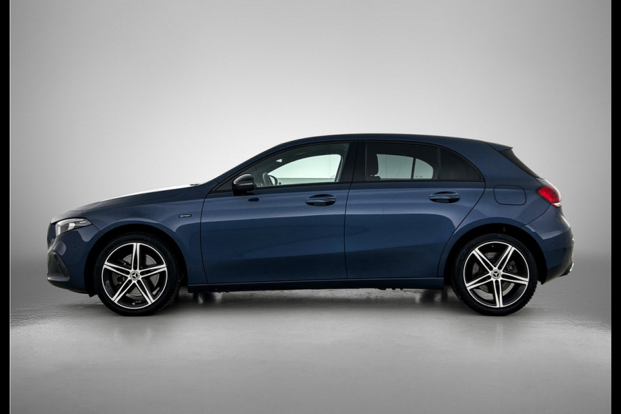 Mercedes-Benz A-Klasse 250 e Business Solution AMG Limited | AMG-Line exterieur | Achteruitrijcamera | Sfeerverlichting | Stoelverwarming |Trekhaak | NIghtpakket | 24 Maanden Mercedes-Benz Certified Garantie