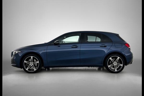 Mercedes-Benz A-Klasse 250 e Business Solution AMG Limited | AMG-Line exterieur | Achteruitrijcamera | Sfeerverlichting | Stoelverwarming |Trekhaak | NIghtpakket | 24 Maanden Mercedes-Benz Certified Garantie