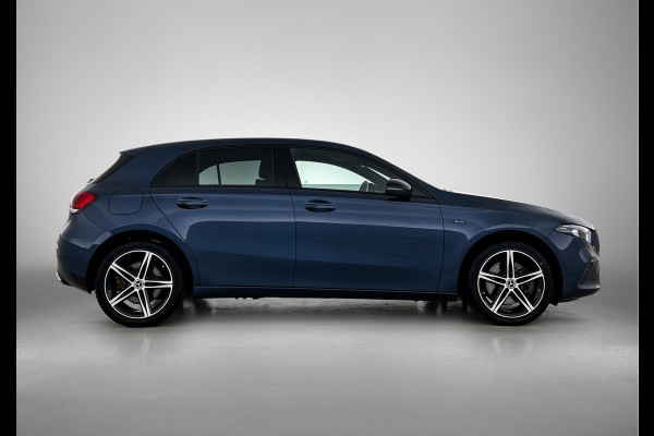 Mercedes-Benz A-Klasse 250 e Business Solution AMG Limited | AMG-Line exterieur | Achteruitrijcamera | Sfeerverlichting | Stoelverwarming |Trekhaak | NIghtpakket | 24 Maanden Mercedes-Benz Certified Garantie