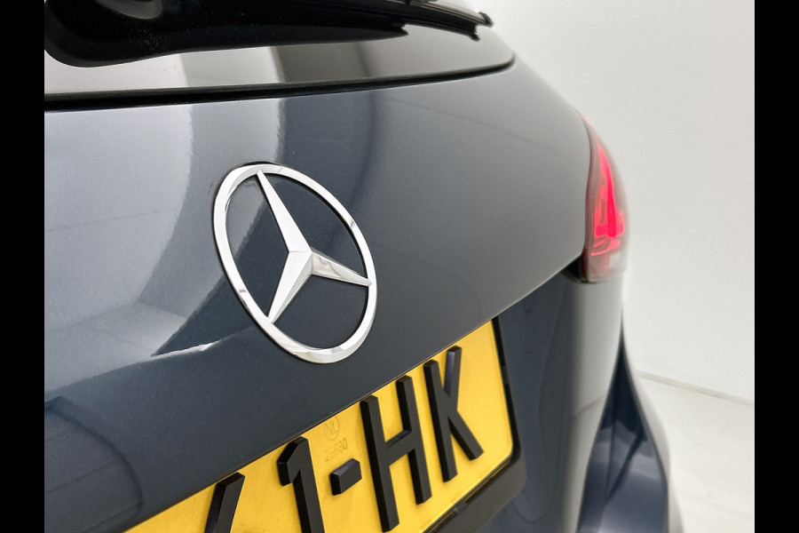 Mercedes-Benz A-Klasse 250 e Business Solution AMG Limited | AMG-Line exterieur | Achteruitrijcamera | Sfeerverlichting | Stoelverwarming |Trekhaak | NIghtpakket | 24 Maanden Mercedes-Benz Certified Garantie