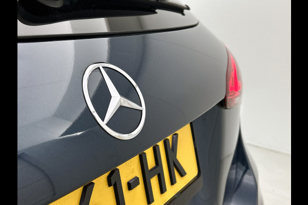 Mercedes-Benz A-Klasse 250 e Business Solution AMG Limited | AMG-Line exterieur | Achteruitrijcamera | Sfeerverlichting | Stoelverwarming |Trekhaak | NIghtpakket | 24 Maanden Mercedes-Benz Certified Garantie