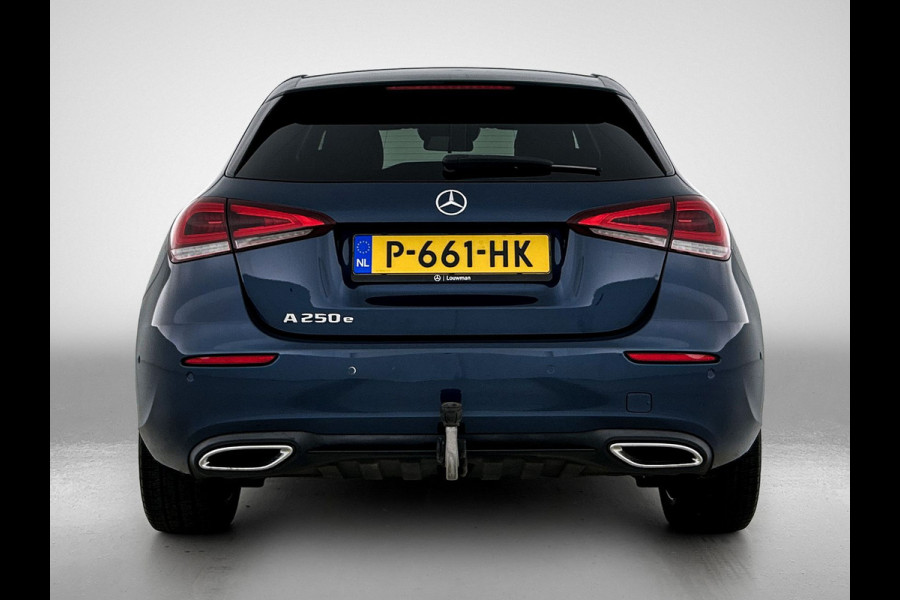 Mercedes-Benz A-Klasse 250 e Business Solution AMG Limited | AMG-Line exterieur | Achteruitrijcamera | Sfeerverlichting | Stoelverwarming |Trekhaak | NIghtpakket | 24 Maanden Mercedes-Benz Certified Garantie