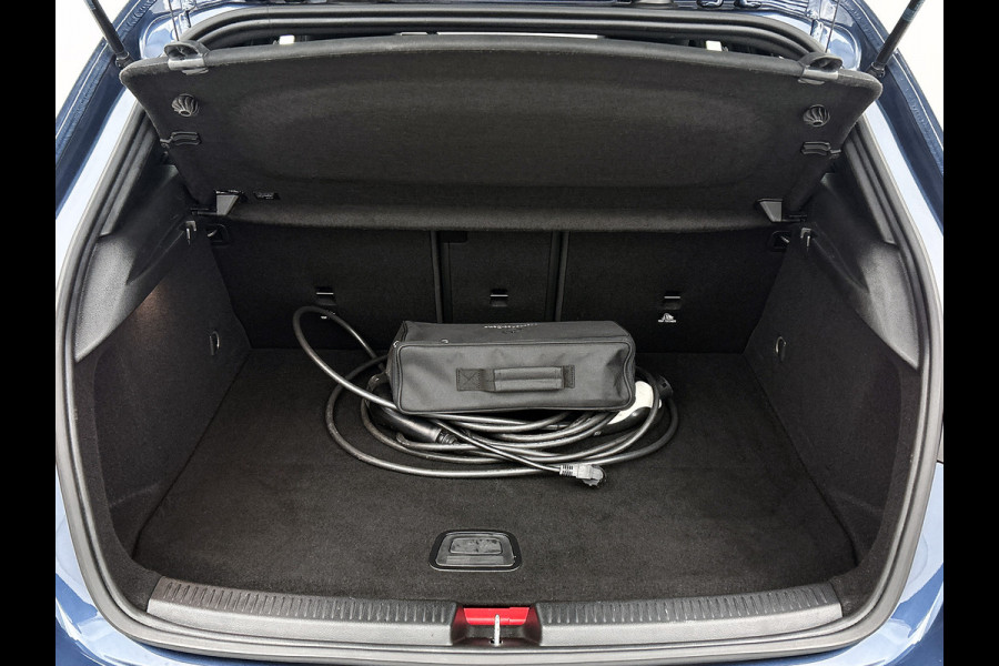 Mercedes-Benz A-Klasse 250 e Business Solution AMG Limited | AMG-Line exterieur | Achteruitrijcamera | Sfeerverlichting | Stoelverwarming |Trekhaak | NIghtpakket | 24 Maanden Mercedes-Benz Certified Garantie