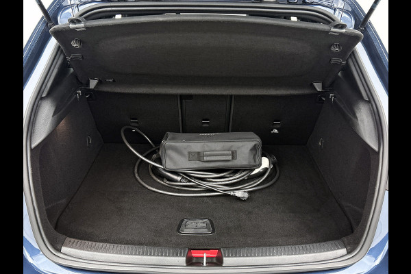 Mercedes-Benz A-Klasse 250 e Business Solution AMG Limited | AMG-Line exterieur | Achteruitrijcamera | Sfeerverlichting | Stoelverwarming |Trekhaak | NIghtpakket | 24 Maanden Mercedes-Benz Certified Garantie