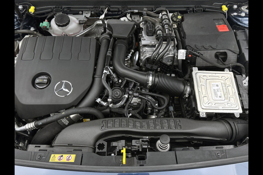 Mercedes-Benz A-Klasse 250 e Business Solution AMG Limited | AMG-Line exterieur | Achteruitrijcamera | Sfeerverlichting | Stoelverwarming |Trekhaak | NIghtpakket | 24 Maanden Mercedes-Benz Certified Garantie