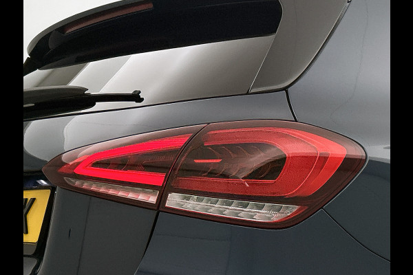 Mercedes-Benz A-Klasse 250 e Business Solution AMG Limited | AMG-Line exterieur | Achteruitrijcamera | Sfeerverlichting | Stoelverwarming |Trekhaak | NIghtpakket | 24 Maanden Mercedes-Benz Certified Garantie