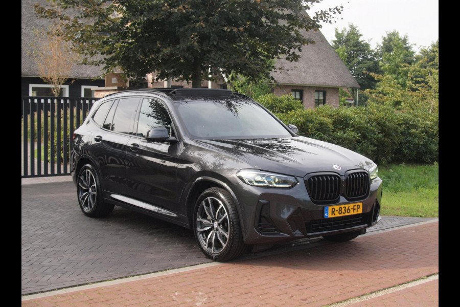 BMW X3 xDrive30e Business Edition Plus | M-Pakket | Panoramadak | Trekhaak | 360 Camera | Sfeerverlichting | ACC | NL-Auto |