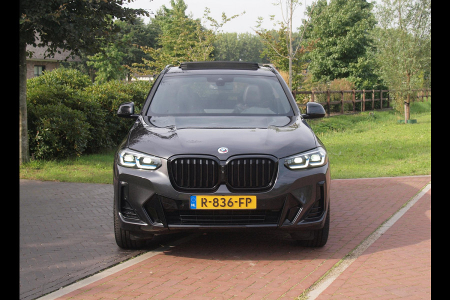 BMW X3 xDrive30e Business Edition Plus | M-Pakket | Panoramadak | Trekhaak | 360 Camera | Sfeerverlichting | ACC | NL-Auto |
