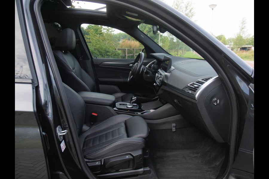 BMW X3 xDrive30e Business Edition Plus | M-Pakket | Panoramadak | Trekhaak | 360 Camera | Sfeerverlichting | ACC | NL-Auto |