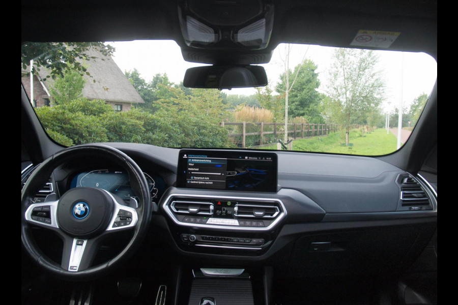 BMW X3 xDrive30e Business Edition Plus | M-Pakket | Panoramadak | Trekhaak | 360 Camera | Sfeerverlichting | ACC | NL-Auto |