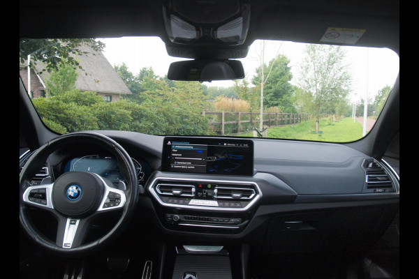 BMW X3 xDrive30e Business Edition Plus | M-Pakket | Panoramadak | Trekhaak | 360 Camera | Sfeerverlichting | ACC | NL-Auto |