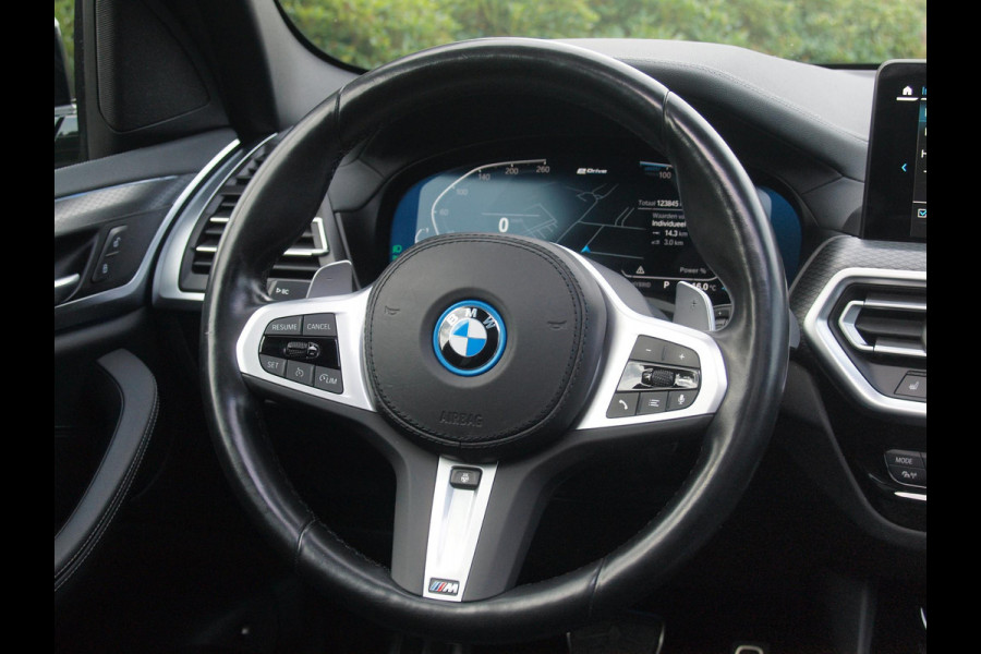 BMW X3 xDrive30e Business Edition Plus | M-Pakket | Panoramadak | Trekhaak | 360 Camera | Sfeerverlichting | ACC | NL-Auto |