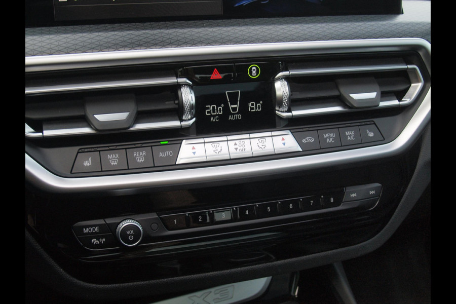 BMW X3 xDrive30e Business Edition Plus | M-Pakket | Panoramadak | Trekhaak | 360 Camera | Sfeerverlichting | ACC | NL-Auto |