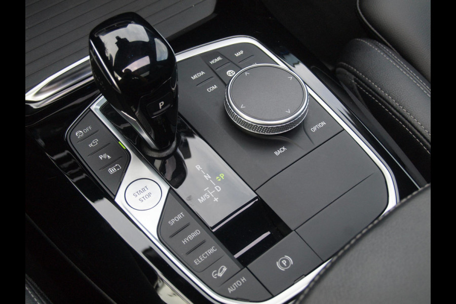 BMW X3 xDrive30e Business Edition Plus | M-Pakket | Panoramadak | Trekhaak | 360 Camera | Sfeerverlichting | ACC | NL-Auto |