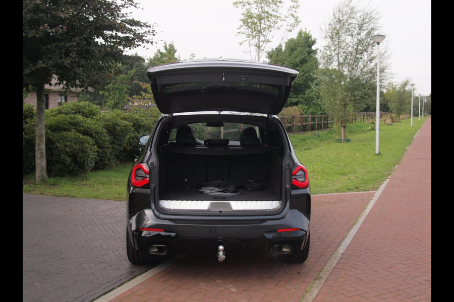 BMW X3 xDrive30e Business Edition Plus | M-Pakket | Panoramadak | Trekhaak | 360 Camera | Sfeerverlichting | ACC | NL-Auto |