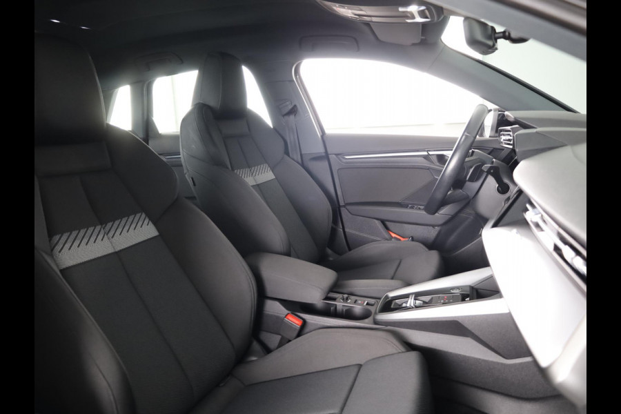Audi A3 Sportback 30 TFSI Attitude 110 pk S-tronic | Navigatie | Parkeersensoren achter | Autom. airco | Cruise control | Apple Carplay/Android Auto |