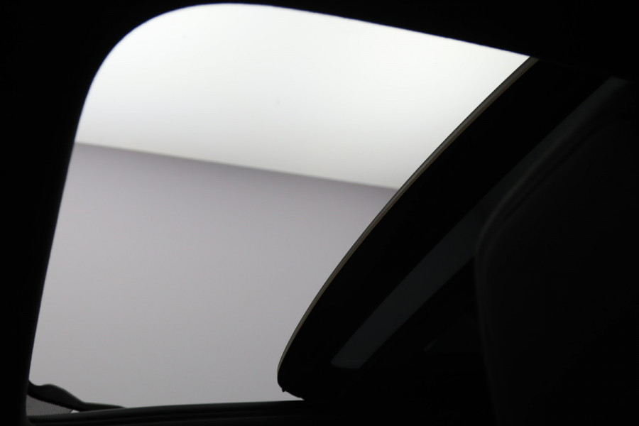 Volvo XC40 Recharge Pro 232 PK 70 KWH, SOH 96 %, Panoramadak, Trekhaak, Harman/Kardon, Memory