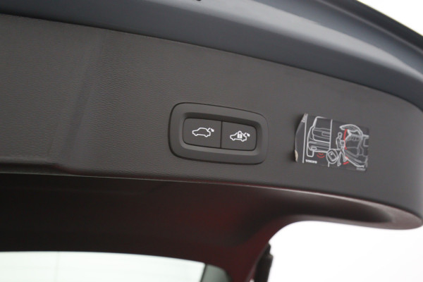 Volvo XC40 Recharge Pro 232 PK 70 KWH, SOH 96 %, Panoramadak, Trekhaak, Harman/Kardon, Memory