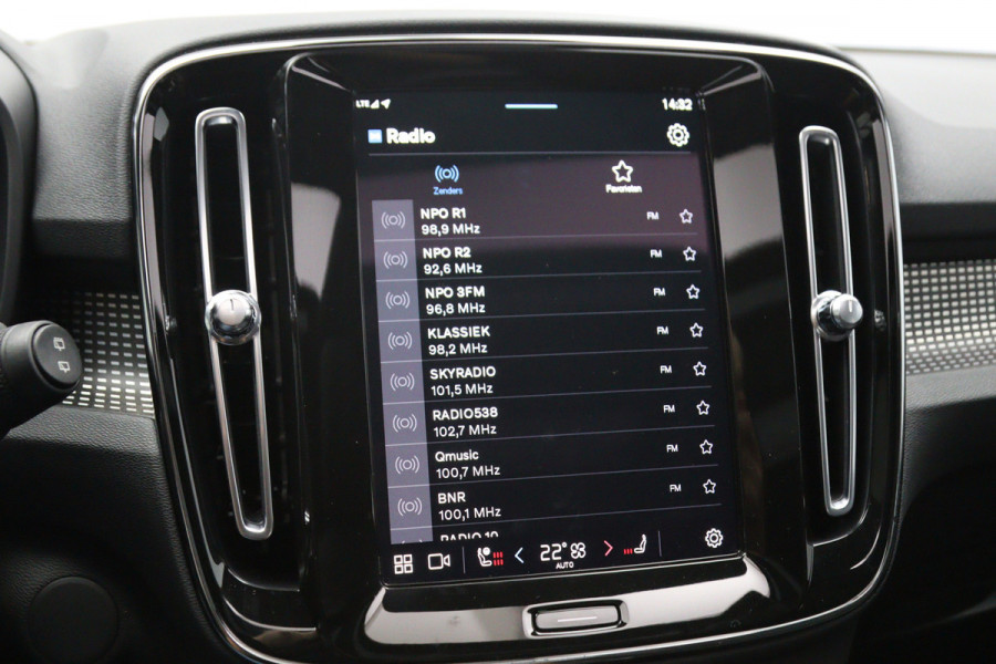 Volvo XC40 Recharge Pro 232 PK 70 KWH, SOH 96 %, Panoramadak, Trekhaak, Harman/Kardon, Memory