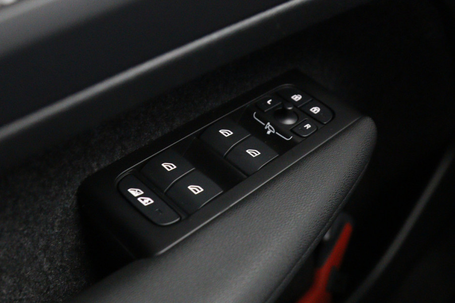 Volvo XC40 Recharge Pro 232 PK 70 KWH, SOH 96 %, Panoramadak, Trekhaak, Harman/Kardon, Memory
