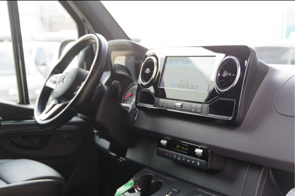Mercedes-Benz Sprinter 319 3.0 CDI V6 L2H1 3-ZITS, AUT. LED, LEDER, 360 CAMERA, ADAPT. CRUISE, STOELVERWARMING, 10'' MBUX, STANDKACHEL, CLIMA, TREKHAAK