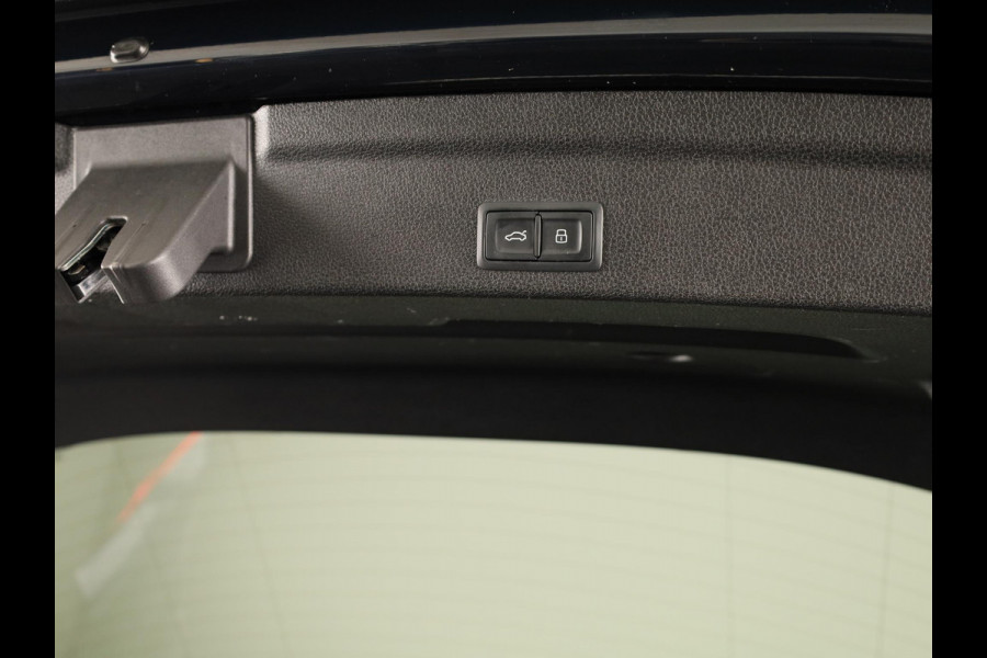 Audi Q3 Sportback 45 TFSI e S Edition 245 pk S-tronic | Navigatie | Panoramadak | Parkeersensoren | Adaptieve cruise control | S-Line interieur