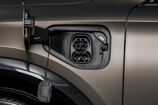 CUPRA Formentor 1.5 TSI e-Hybrid 272 PK VZ Extreme | Maxton Design | Bronze Matt | S/K-Panodak | Sennheiser | Elek. stoelen | Matrix LED | Adapt. Cruise | Stoel-+stuurverw. | Camera | NAV+App. Connect | Elek. Klep | LM 19" | 8666