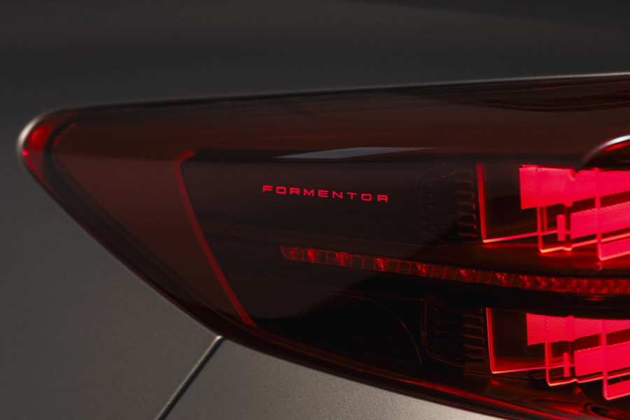 CUPRA Formentor 1.5 TSI e-Hybrid 272 PK VZ Extreme | Maxton Design | Bronze Matt | S/K-Panodak | Sennheiser | Elek. stoelen | Matrix LED | Adapt. Cruise | Stoel-+stuurverw. | Camera | NAV+App. Connect | Elek. Klep | LM 19" | 8666