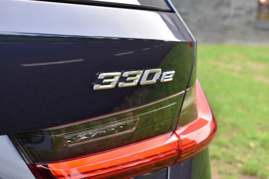 BMW 3 Serie Touring 330e Business Edition Plus Plugin-hybride Pano Leder