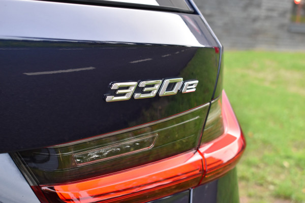 BMW 3 Serie Touring 330e Business Edition Plus Plugin-hybride Pano Leder
