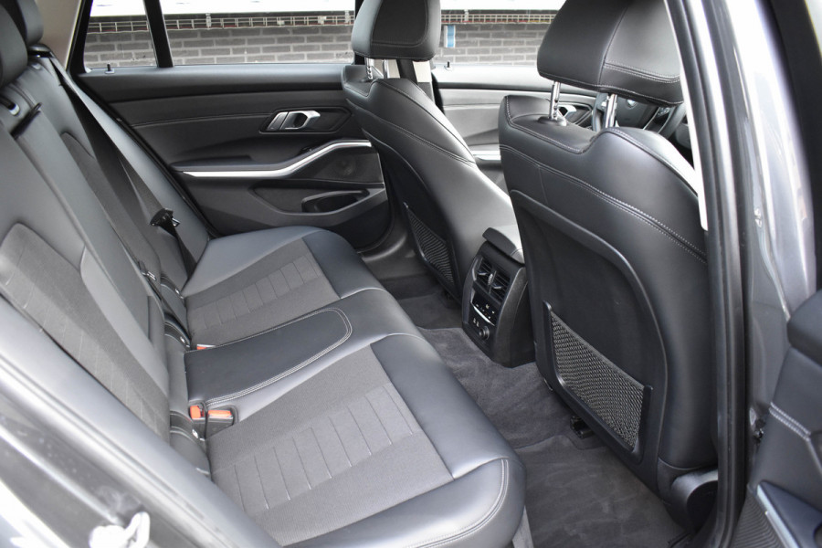 BMW 3 Serie Touring 330i High Executive Aut. | Sfeerverl | Stoelverwarming | Navi | Deal. OH