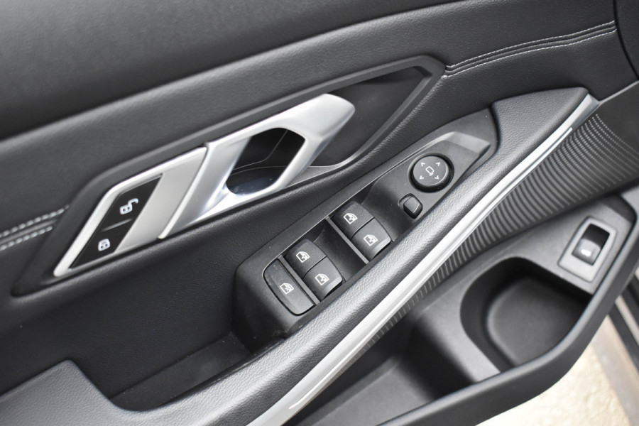 BMW 3 Serie Touring 330i High Executive Aut. | Sfeerverl | Stoelverwarming | Navi | Deal. OH