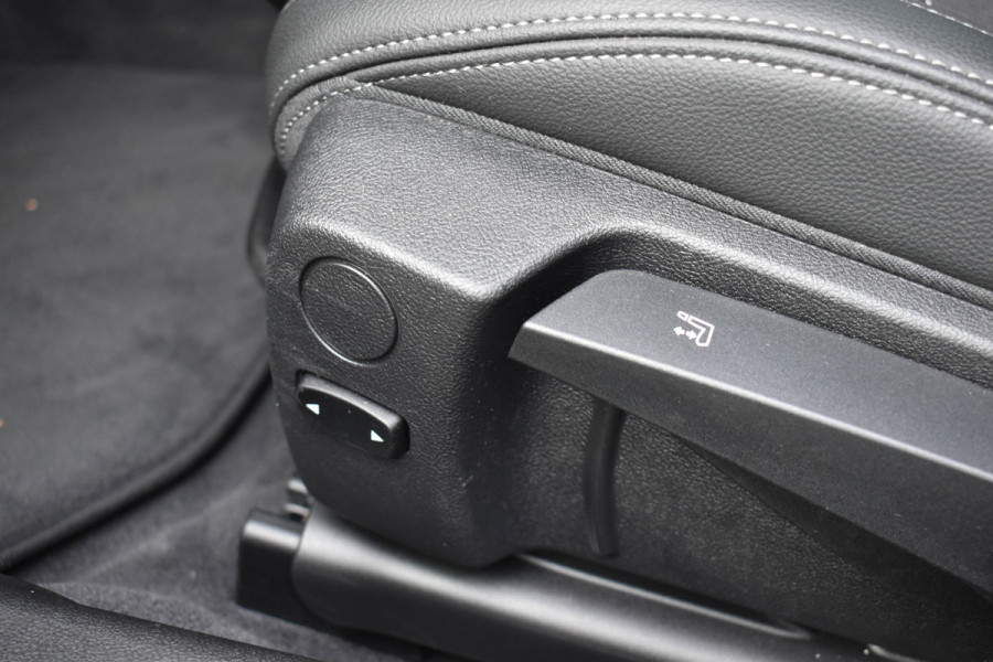 BMW 3 Serie Touring 330i High Executive Aut. | Sfeerverl | Stoelverwarming | Navi | Deal. OH