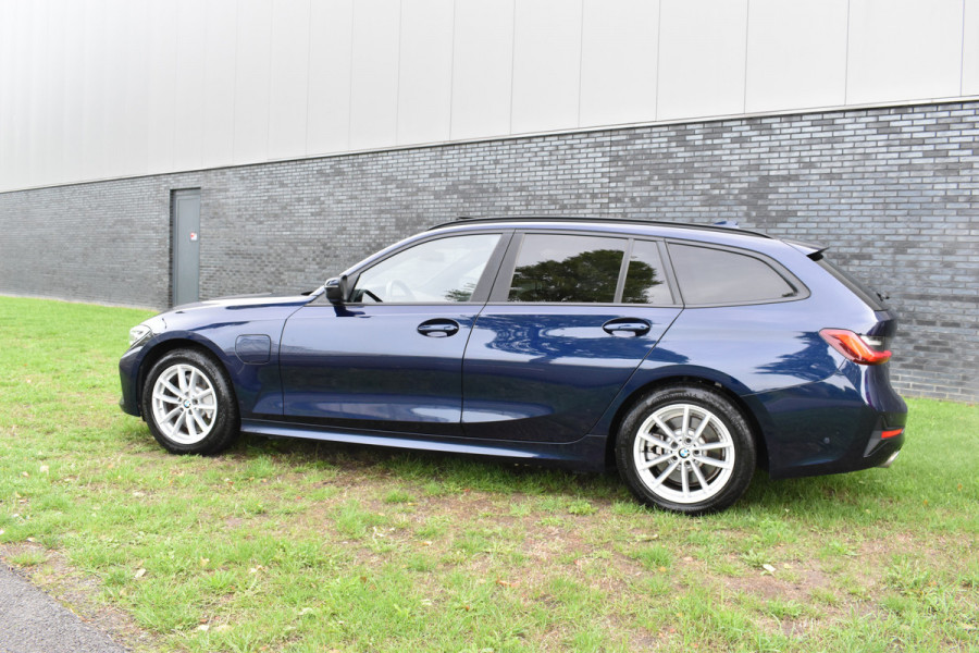 BMW 3 Serie Touring 330e Business Edition Plus Plugin-hybride Pano Leder