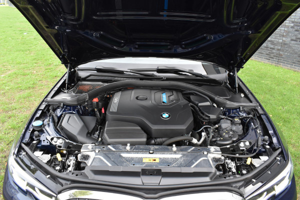 BMW 3 Serie Touring 330e Business Edition Plus Plugin-hybride Pano Leder