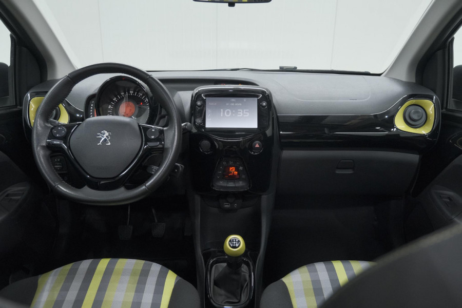 Peugeot 108 1.0 e-VTi Collection TOP! | Elektrisch Vouwdak | Apple Carplay | Climate Control | 15 Inch Lichtmetalen Velgen