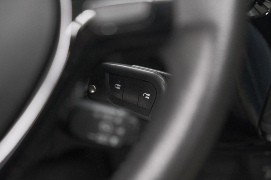 Peugeot 108 1.0 e-VTi Collection TOP! | Elektrisch Vouwdak | Apple Carplay | Climate Control | 15 Inch Lichtmetalen Velgen