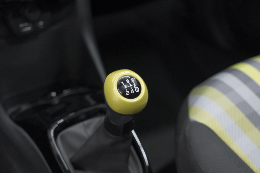 Peugeot 108 1.0 e-VTi Collection TOP! | Elektrisch Vouwdak | Apple Carplay | Climate Control | 15 Inch Lichtmetalen Velgen