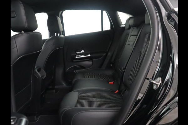Mercedes-Benz EQA 250 Business Solution Luxury 67 kWh | SOH 94,2% | Half leder | Cruise control | Trekhaak | Stoelverwarming | Sfeerverlichting | Carplay | Camera | Park assist | Elektrische achterklep