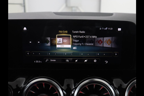 Mercedes-Benz EQA 250 Business Solution Luxury 67 kWh | SOH 94,2% | Half leder | Cruise control | Trekhaak | Stoelverwarming | Sfeerverlichting | Carplay | Camera | Park assist | Elektrische achterklep
