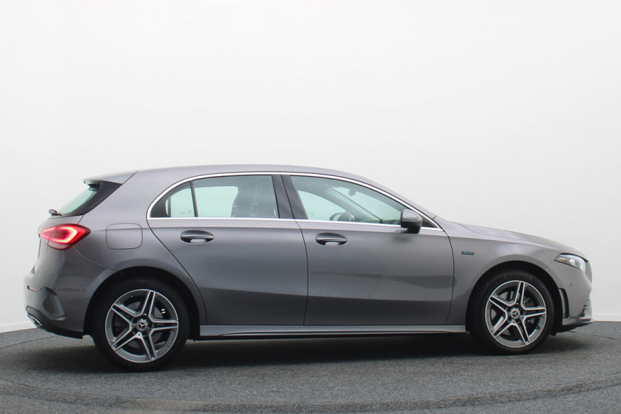 Mercedes-Benz A-Klasse 250 e Business Solution AMG Limited Widescreen, Camera, Cruise, Sfeerverlichting, LED, Apple CarPlay, 18"