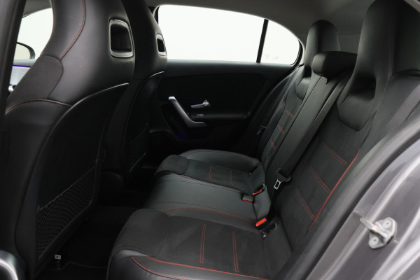 Mercedes-Benz A-Klasse 250 e Business Solution AMG Limited Widescreen, Camera, Cruise, Sfeerverlichting, LED, Apple CarPlay, 18"