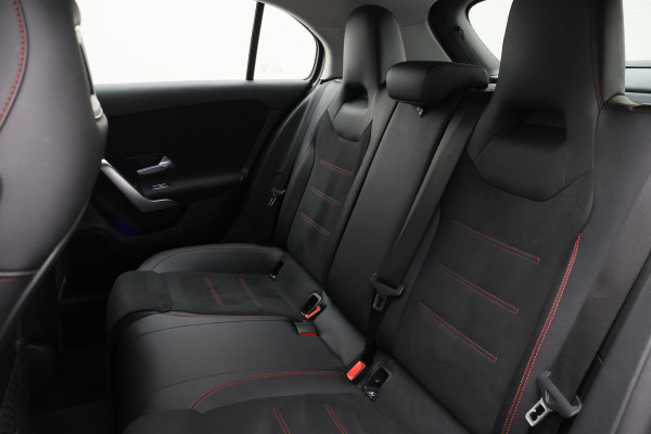 Mercedes-Benz A-Klasse 250 e Business Solution AMG Limited Widescreen, Camera, Cruise, Sfeerverlichting, LED, Apple CarPlay, 18"