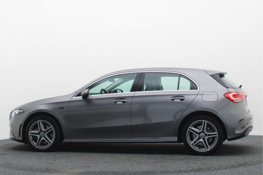 Mercedes-Benz A-Klasse 250 e Business Solution AMG Limited Widescreen, Camera, Cruise, Sfeerverlichting, LED, Apple CarPlay, 18"