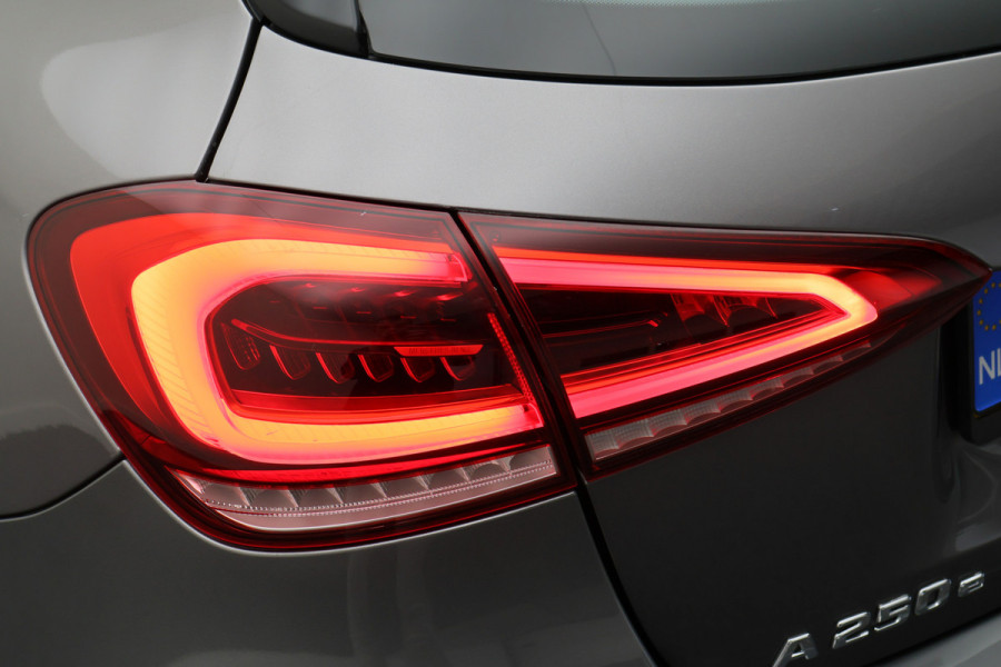 Mercedes-Benz A-Klasse 250 e Business Solution AMG Limited Widescreen, Camera, Cruise, Sfeerverlichting, LED, Apple CarPlay, 18"