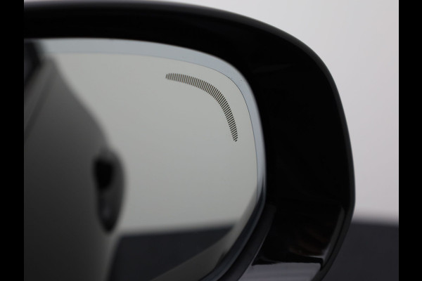 Volvo XC60 2.0 T6 Plug-in hybrid AWD Plus Dark | Trekhaak | Panodak | Dode Hoek | 360 Camera | Harman Kardon | Head Up | Elk. Klep | Prijs Rijklaar !!
