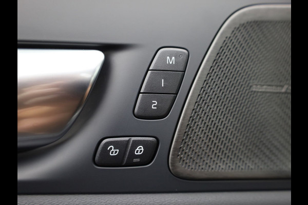 Volvo XC60 2.0 T6 Plug-in hybrid AWD Plus Dark | Trekhaak | Panodak | Dode Hoek | 360 Camera | Harman Kardon | Head Up | Elk. Klep | Prijs Rijklaar !!