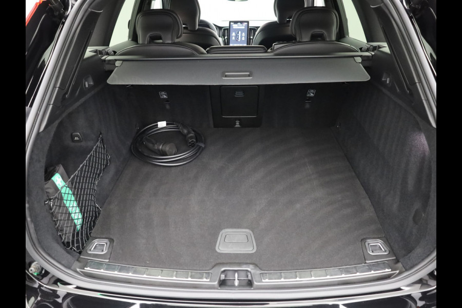 Volvo XC60 2.0 T6 Plug-in hybrid AWD Plus Dark | Trekhaak | Panodak | Dode Hoek | 360 Camera | Harman Kardon | Head Up | Elk. Klep | Prijs Rijklaar !!