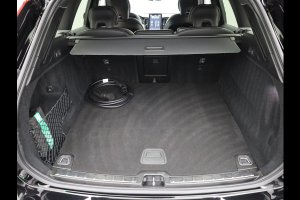 Volvo XC60 2.0 T6 Plug-in hybrid AWD Plus Dark | Trekhaak | Panodak | Dode Hoek | 360 Camera | Harman Kardon | Head Up | Elk. Klep | Prijs Rijklaar !!